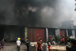 Cháy lớn tại kho hàng Diana