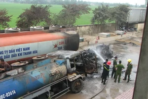 Chập điện hai xe sang chiết dầu bốc cháy dữ dội 