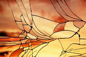 Hoàng hôn dịu dàng sau những mảnh kính vỡ