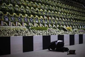 Đau xót viếng bàn thờ chung của hàng trăm học sinh chìm phà