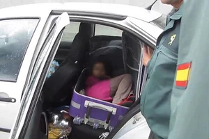 Bố giấu con trong vali để qua mắt hải quan