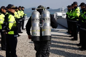 Hai thi thể học sinh buộc phao vào nhau khi phà chìm