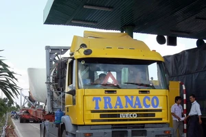 CSGT dẫn đường cho xe “siêu khủng” qua trạm