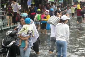 Dân đi chơi lễ bì bõm lội nước