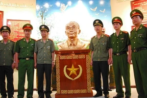 Tặng tượng chân dung Tướng Võ Nguyên Giáp cho Bảo tàng 