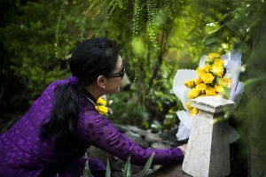 Chùm ảnh ca sĩ Khánh Ly viếng mộ Trịnh Công Sơn