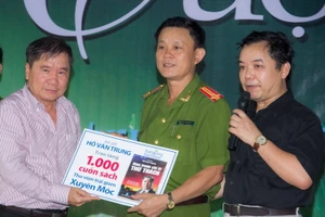 Trao 2000 cuốn sách cho trại giam Xuyên Mộc