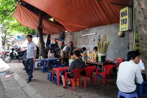 Rát mặt trà đá, mía ép chặt chém ngày nắng nóng