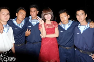 Mỹ Tâm, Văn Mai Hương ra tận đảo hát cổ vũ các chiến sĩ Hải quân 