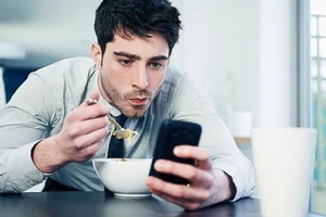 Cách sử dụng 'dế yêu' an toàn với sức khỏe