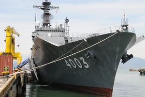 Tàu đổ bộ Nhật Bản chở hải quân đa quốc gia tới Đà Nẵng