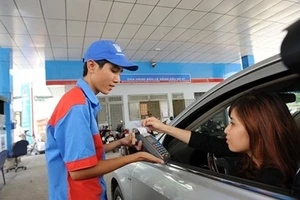 Phát hiện 3 doanh nghiệp xăng dầu tăng giá bán vượt trần