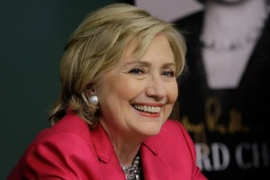 Bà Clinton rút lại bình luận "cháy túi" sau khi rời Nhà Trắng