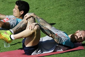 "Dị nhân" Raul Meireles xăm kín chân phải hình cực độc