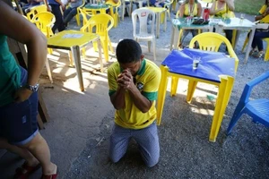 Fan đột tử khi xem loạt luân lưu trận Brazil - Chile 