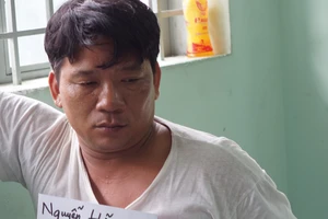 Tạt xăng đốt hai người để giải quyết mâu thuẫn