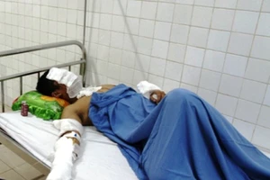 Bị tạt a xít giữa đường, một sinh viên nguy kịch