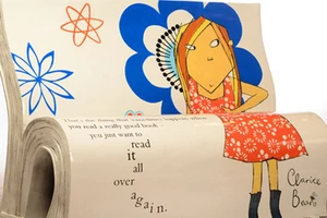 Sách biến thành ghế ngồi ở Anh