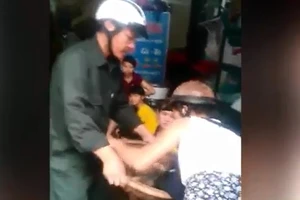 Clip cán bộ phường lấy tôm của ngư dân