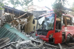 Xe khách húc đổ 2 nhà dân 