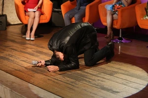 Nam diễn viên Philippines quỳ rạp người chào fan Việt