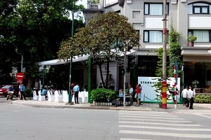 Công an, quản lý thị trường “thăm” Starbucks Hà Nội ngay trước giờ khai trương