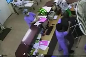 Video người nhà hành hung bác sĩ bệnh viện Bạch Mai