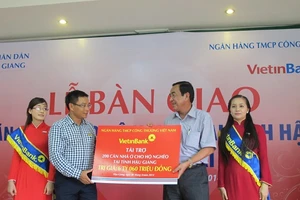  Trao 200 căn nhà cho các hộ nghèo tỉnh Hậu Giang