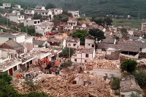 Cứu hộ Trung Quốc chạy đua với thời gian sau động đất