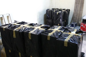 Bắt xe vận chuyển 12.000 bao thuốc lá lậu