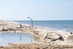 Xử lý trách nhiệm cán bộ nếu để dân khai thác cát