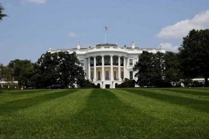 Em bé tập đi trườn qua cổng Nhà Trắng khiến mật vụ "tá hỏa"