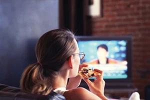 Vừa ăn vừa xem tivi, sinh con dễ bị béo phì