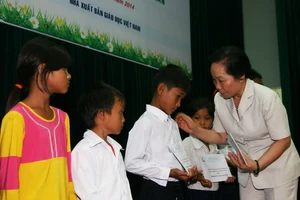Phó Chủ tịch nước trao học bổng cho trẻ em Ninh Thuận