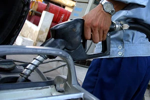 Giá xăng giảm 600 đồng/lít từ 15 giờ chiều nay