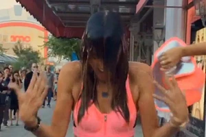 Người đẹp Hollywood khoe ảnh diện bikini "tắm nước đá"