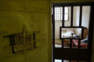 Xin được ngồi tù để thoát vợ