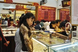 Giá vàng “lao dốc”, chênh lệch lên gần 4 triệu đồng/lượng