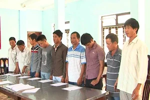 Xử phạt 10 “cò” dẫn xe qua trạm cân