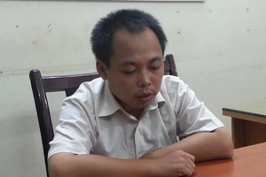 Đối tượng vừa khống chế con tin vừa theo dõi báo mạng