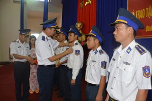 Trao tặng huy hiệu “Tuổi trẻ dũng cảm” cho 163 chiến sĩ cảnh sát biển vùng 2