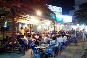 Bỏ quy định cấm bán bia vỉa hè