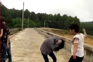 Một nữ sinh bị đánh ghen rồi tung clip lên mạng