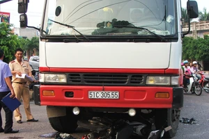 Xe bồn cuốn xe máy vào gầm, một phụ nữ nguy kịch