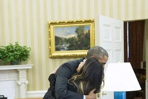 Hình ảnh Nina Phạm ôm Tổng thống Obama sau khi xuất viện