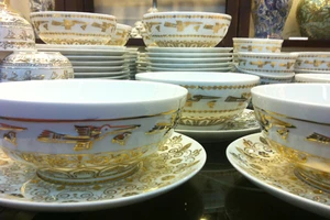  Dân giàu Hà Nội phát sốt đồ gốm vẽ vàng