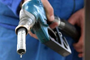 Xăng giảm tiếp 950 đồng/lít 