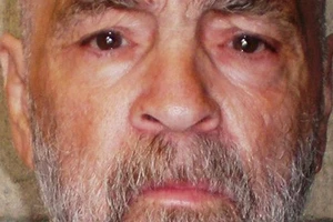 Kẻ giết người hàng loạt đang ngồi tù vẫn cưới được vợ