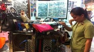 Tịch thu 2000 sản phẩm giả tại chợ Bến Thành và Sài Gòn Square