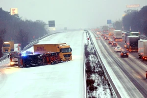 Tuyết rơi dày ở Châu âu khiến giao thông trì trệ